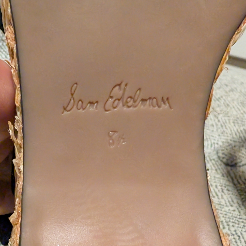 Elegant Black Wedge Sandals - Picture 2 of 10
